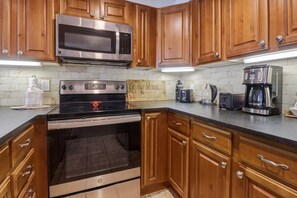 Apartamento, 2 habitaciones | Cocina privada | Frigorífico, horno, cafetera o tetera y tostadora