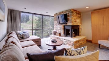 Condo, 1 Bedroom | Living area