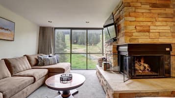 Condo, 1 Bedroom | Living area