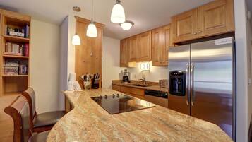 Condo, 1 Bedroom | Private kitchen | Fridge, oven, coffee/tea maker, toaster