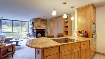 Condo, 1 Bedroom | Private kitchen | Fridge, oven, coffee/tea maker, toaster