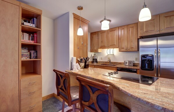 Condo, 1 quarto | Cozinha privada | Geladeira, fogão, cafeteira/chaleira, torradeira