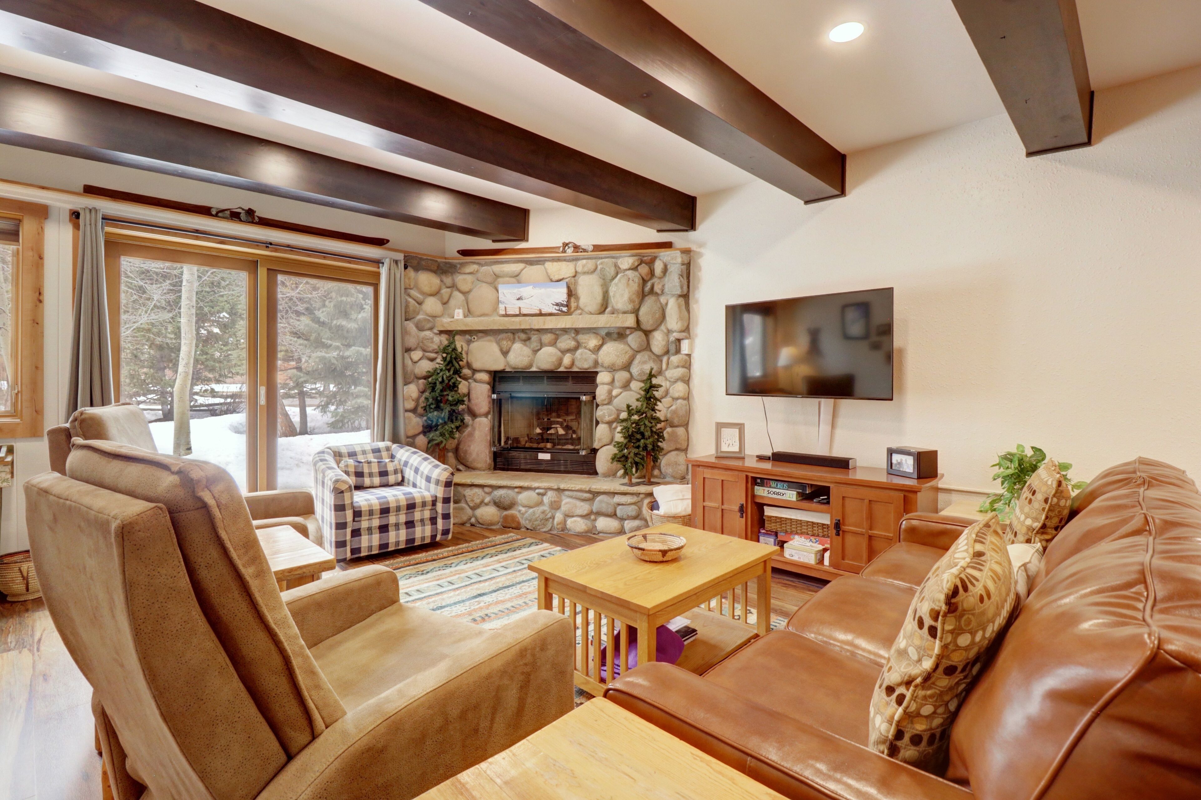 Condo, 2 Bedrooms | Living area | Smart TV