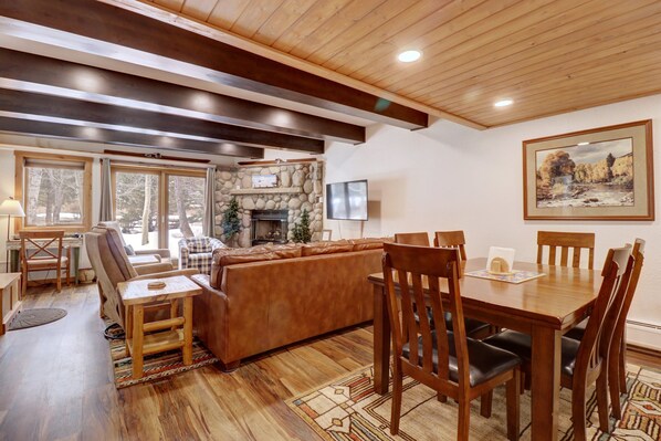 Condo, 2 Bedrooms | Dining