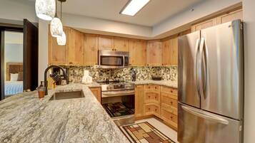 Condo, 2 habitaciones | Cocina privada | Refrigerador y cafetera y tetera