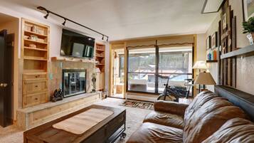 Condo, 2 Bedrooms | Living area