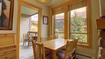 Kondominium, 2 kamar tidur | Tempat makan