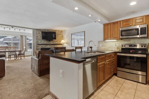 Condo, 1 Bedroom | Private kitchen | Fridge, oven, coffee/tea maker, toaster