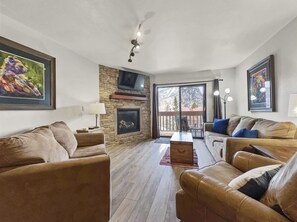 Apartamento, 2 habitaciones | Zona de estar | Una Smart TV