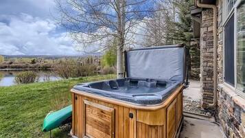 House, 3 Bedrooms | Outdoor spa tub