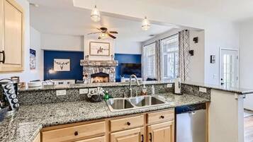 House, 3 Bedrooms | Private kitchen