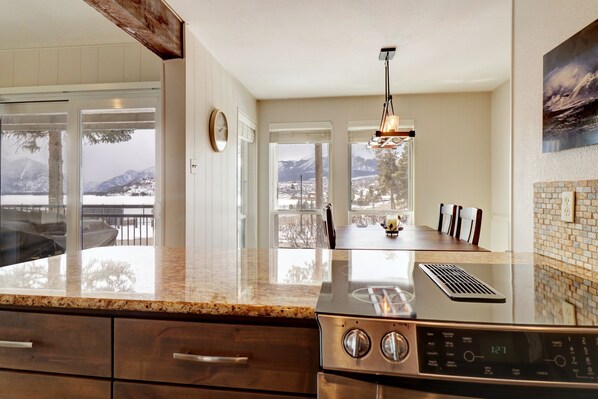 コンドミニアム 2 ベッドルーム | 専用キッチン | 冷蔵庫、オーブン、コーヒー / ティーメーカー、トースター