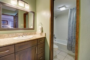 Condo, 2 chambres | Salle de bain | Serviettes fournies, shampooing