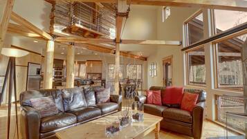 獨棟房屋, 4 間臥室 | 起居區 | 智慧型電視