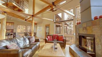 獨棟房屋, 4 間臥室 | 起居區 | 智慧型電視