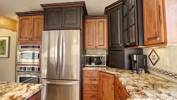 Townhome, 4 Bedrooms | Private kitchen | Fridge, oven, coffee/tea maker, toaster