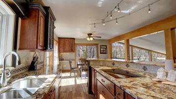 Townhome, 4 Bedrooms | Private kitchen | Fridge, oven, coffee/tea maker, toaster