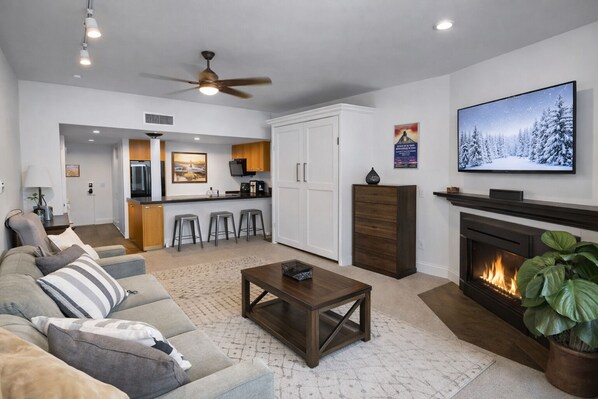 Living area - 165 Ski-in Ski-out Studio At Park City Mountain Resort. Pool, Hottub, Gym. Studio (Park City)