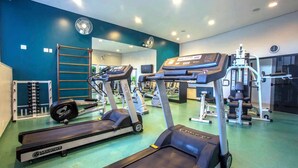 A gym with treadmills, a weight bench, and various exercise equipment. - Premium Suite No. 102 at the Metropolitan Hotel in Bauru, with magnificent breakfast (Jardim Estoril Bauru)