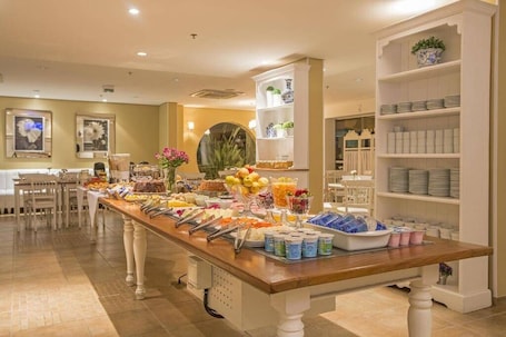 Dining. Premium Suite No. 102 at the Metropolitan Hotel in Bauru, with magnificent breakfast