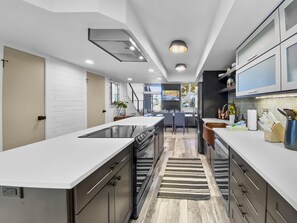 Apartment, 3 Schlafzimmer | Eigene Küche | Kühlschrank, Ofen, Wasserkocher mit Kaffee-/Teezubehör, Wasserkocher