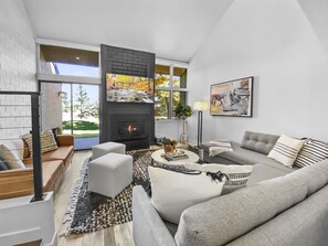 Condo, 3 habitaciones | Área de sala de estar | Smart TV 
