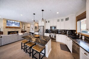 Leilighet, 2 soverom | Eget kjøkken | Kjøleskap, ovn, kaffetrakter/tekoker og vannkoker