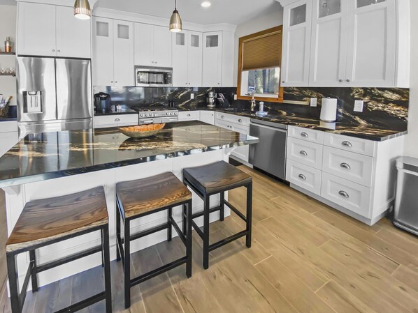 Condo, 2 habitaciones | Cocina privada | Refrigerador, horno, cafetera y tetera y tetera eléctrica 