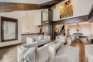 Casa, 4 quartos | Área de estar | Smart TV