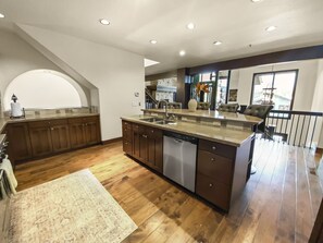 House, 4 Bedrooms | Private kitchen | Fridge, oven, coffee/tea maker, electric kettle - 2744 The Cove! Modern Luxury Townhome With Hot Tub, Pool, And Shuttle To The Slopes! 4 Bedroom Home (Park City)