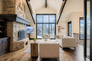 House, 4 Bedrooms | Living area
