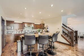 House, 4 Bedrooms | Private kitchen | Fridge, oven, coffee/tea maker, electric kettle