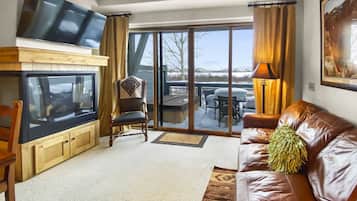 Casa de ciudad, 2 habitaciones | Área de sala de estar | Smart TV