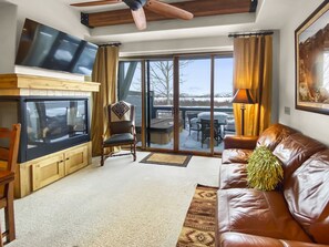 Nhà liên kế, 2 phòng ngủ | Khu phòng khách | Smart TV 