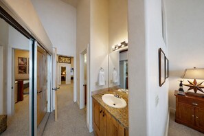 Condo, 2 quartos | Banheiro | Toalhas de banho, shampoo