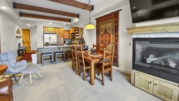 Casa de ciudad, 2 habitaciones | Área de sala de estar | Smart TV