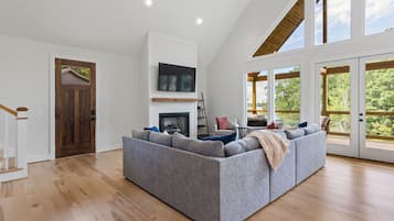 Smart TV, fireplace, stereo