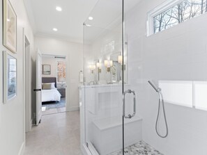 Douche, sèche-cheveux, serviettes fournies, savon