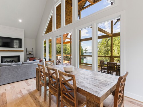 Winter Specials! Newly built Home with Hot Tub, Fire Pit, King Beds, Sleeps 12!