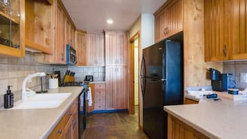 Kondominium, 3 kamar tidur | Dapur pribadi | Lemari es, oven, mesin pembuat kopi/teh, dan pemanggang roti