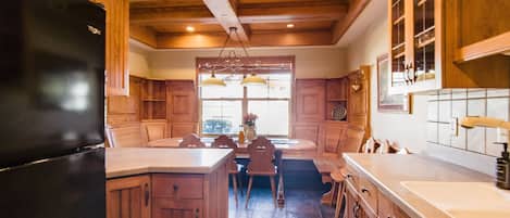 Condo, 3 chambres | Cuisine privée | Réfrigérateur, un four, cafetiÚre-théiÚre, grille-pain
