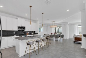 Villa, 6 Bedrooms | Private kitchen