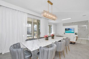 Villa, 6 Bedrooms | Dining
