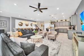 Villa, varias habitaciones | Área de sala de estar