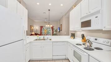 Condo, 3 Bedrooms | Private kitchen