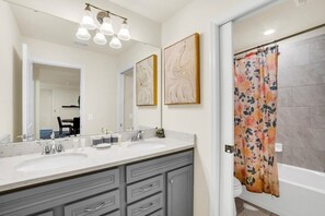 Villa, varias habitaciones | Baño | Toallas 