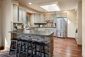 House, 4 Bedrooms | Private kitchen | Fridge, oven, coffee/tea maker, toaster - 6 Sumac 4 Bedroom Home (Bend)