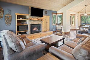 House, 4 Bedrooms | Living area | Smart TV - 6 Sumac 4 Bedroom Home (Bend)