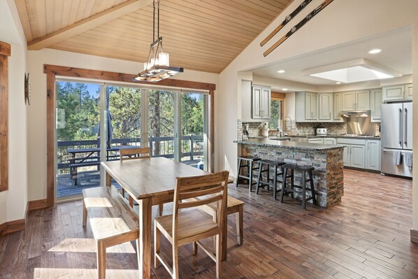 House, 4 Bedrooms | Private kitchen | Fridge, oven, coffee/tea maker, toaster - 6 Sumac 4 Bedroom Home (Bend)