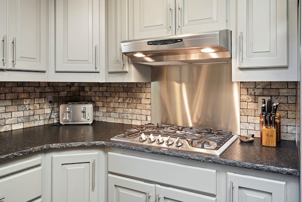 House, 4 Bedrooms | Private kitchen